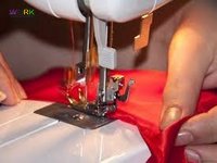 рабочая на швейном производстве.
