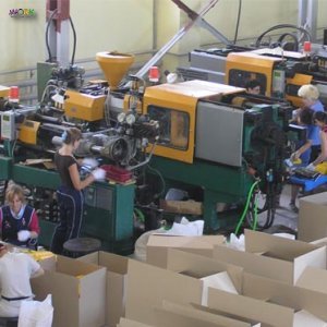 Работник на завод  производства пластмассы