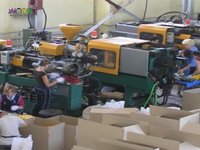 Работник на завод  производства пластмассы