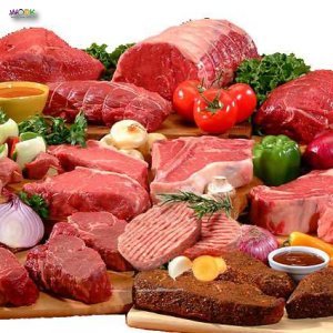 продавця в магазин з копченим мясом, ковбасами та сиром.