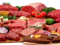 продавця в магазин з копченим мясом, ковбасами та сиром.