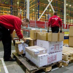 рабоник курьерской службы DPD