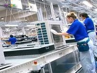 Работники на производство деталей для телевезоров LG