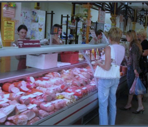 сотрудник отдела продуктового магазина.