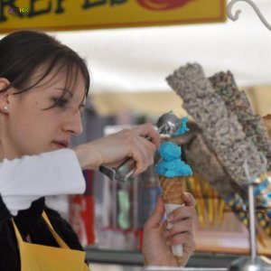 4 дівчини до 30 років до продажі морозива