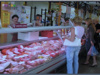 сотрудник отдела продуктового магазина.