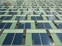 монтажники стекла и пластика на многоэтажных домах
