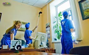 Проводиться набір чоловіків та жінок віком від 18 до 55 років у «клінінгову» компанію