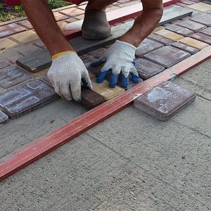 РІЗНОРОБОЧИЙ НА БУДІВНИЦТВІ