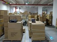 Працівник при чищенні та пакуванні електроніки
