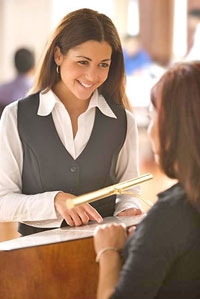 Hostess (Администратор по встрече и сопровождению гостей)