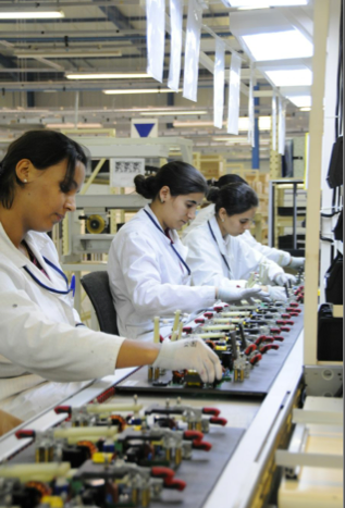 рабочий на производстве фабрика LACROIX Electronics