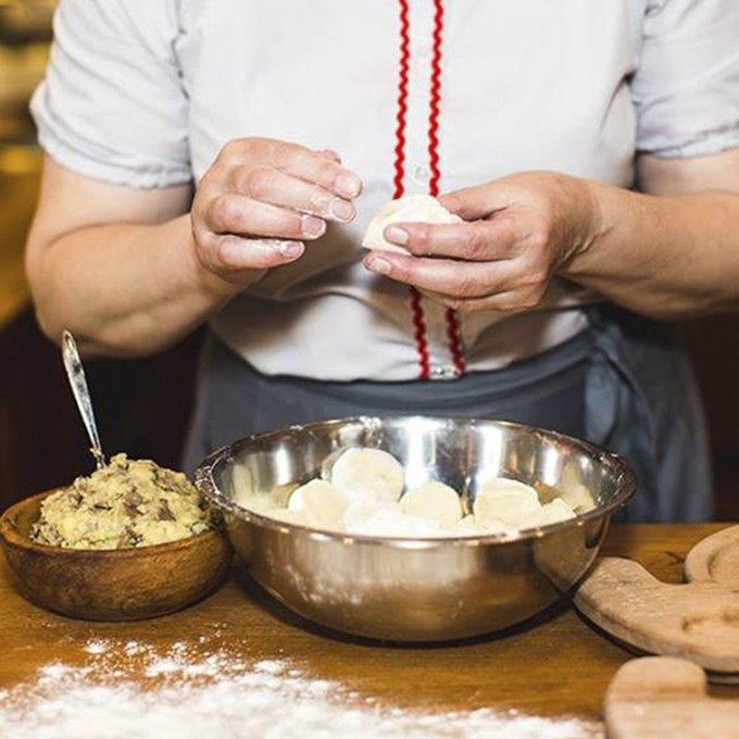 Працівник на ліпку вареників в кафе