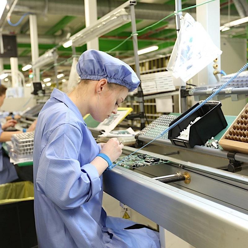 Работник на конвейер