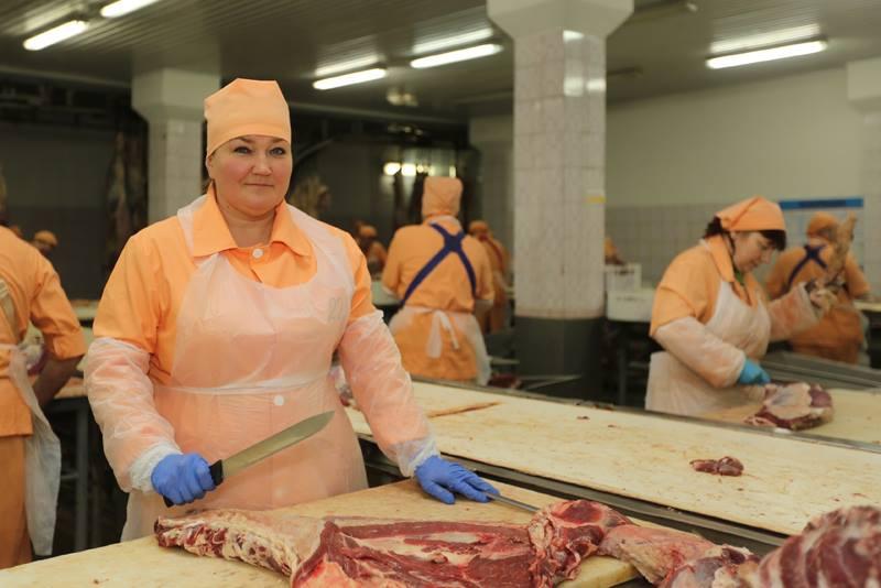 Працівник продукції на м'ясокомбінаті