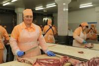 Працівник продукції на м'ясокомбінаті