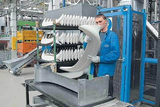 Работник на завод по производству пластиковых изделий