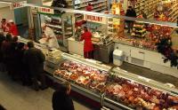 Помощник продавца в мясном магазине